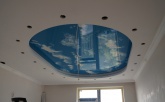 Натяжной потолок с фотопечатью «Небо» в зале