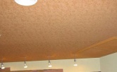 Фактурный натяжной потолок в зале