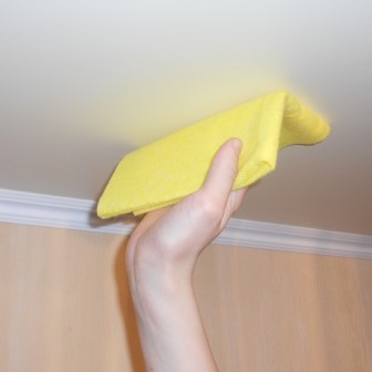 А вы знаете, как мыть глянцевый натяжной потолок?