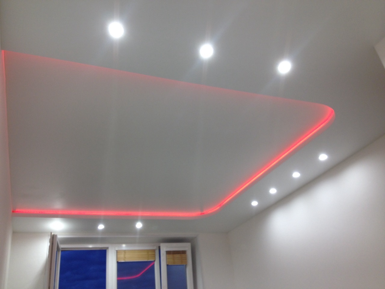 Монтаж светодиодной ленты под натяжной потолок