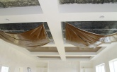 Глянцевый натяжной потолок из нескольких частей