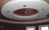Многоуровневый натяжной потолок в спальне