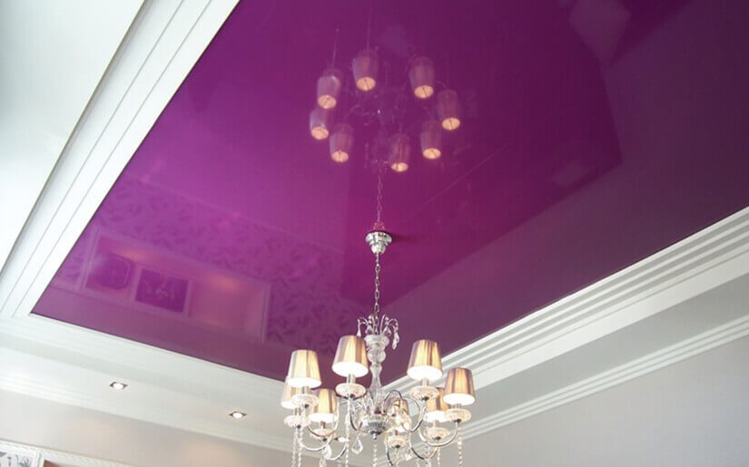 Фиолетовый глянцевый натяжной потолок в комнате