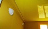 Ярко-желтый глянцевый натяжной потолок