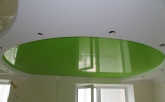 Двухцветный глянцевый натяжной потолок в зал