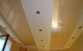 Многоуровневый потолок с светильниками в зал