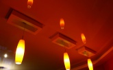 Яркий натяжной потолок с нишами под светильники