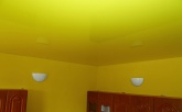Ярко-желтый глянцевый натяжной потолок